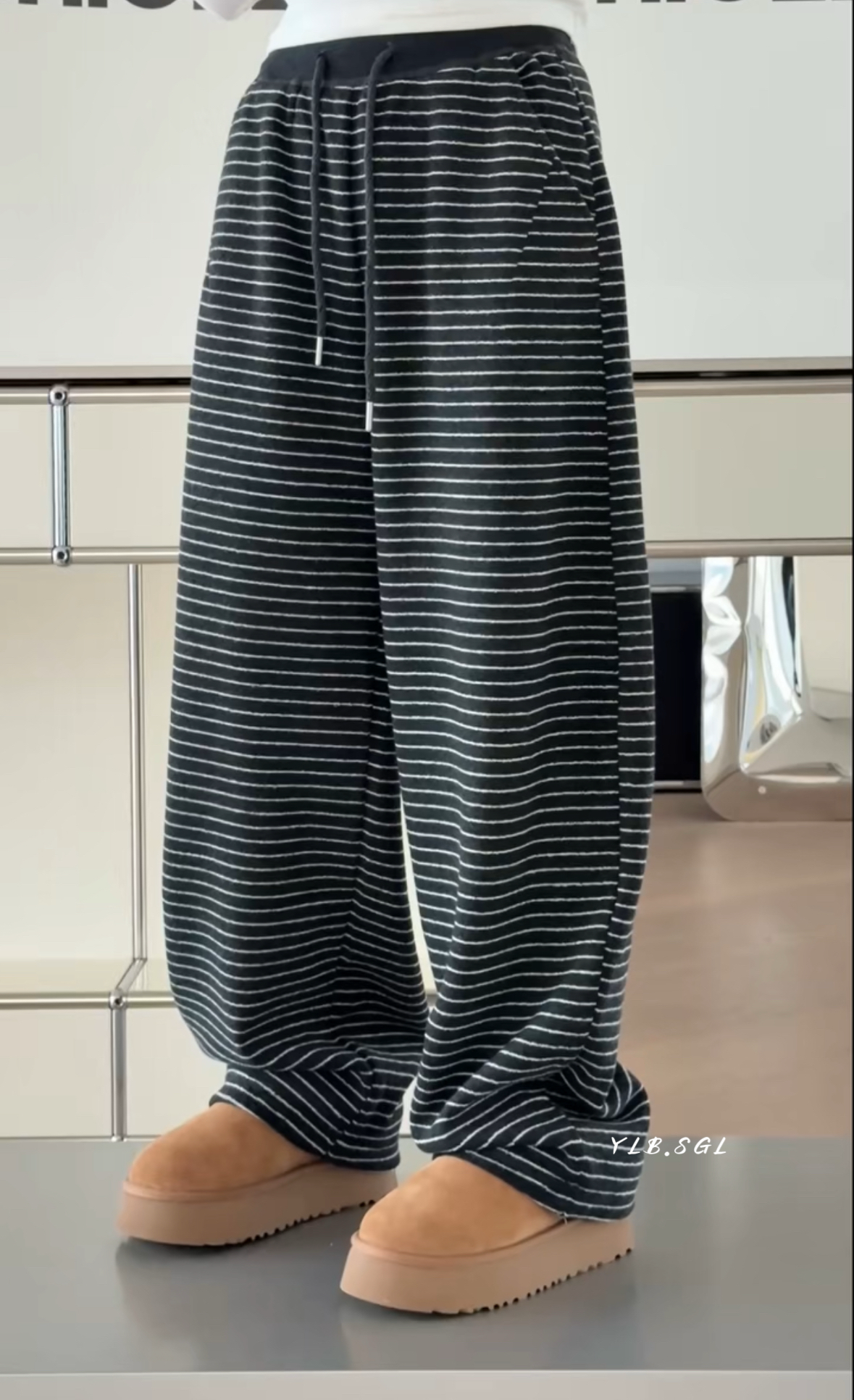 25-983诗歌兰女装2025冬款 显瘦黑灰色松紧腰条纹加绒毛巾卫裤女