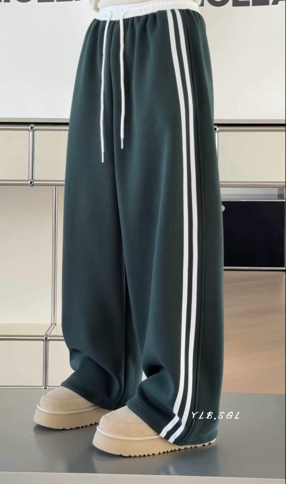 25-1077诗歌兰女装2025冬款  气质绿色松紧腰休闲裤加绒条纹卫裤