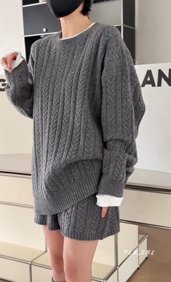 25100诗歌兰女装2025冬款 气质深灰色圆领中长款麻花纹羊毛毛衣女