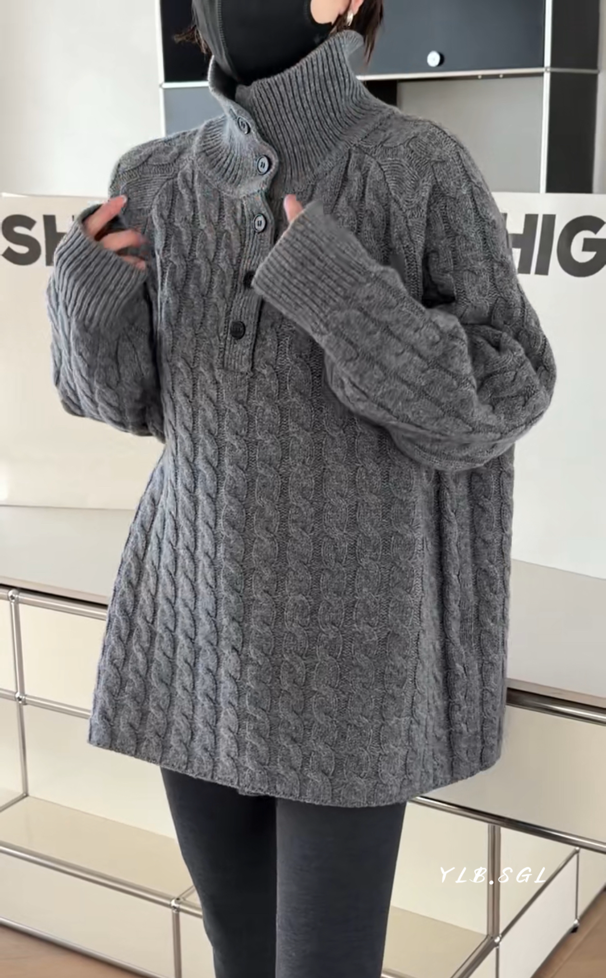 82599诗歌兰女装2025冬款 时尚气质深灰色纽扣高领麻花纹毛衣女