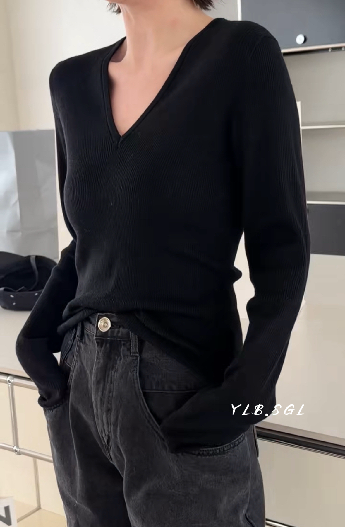 9003诗歌兰女装2025秋款 百搭显瘦黑色细条纹显瘦V领弹力针织衫女