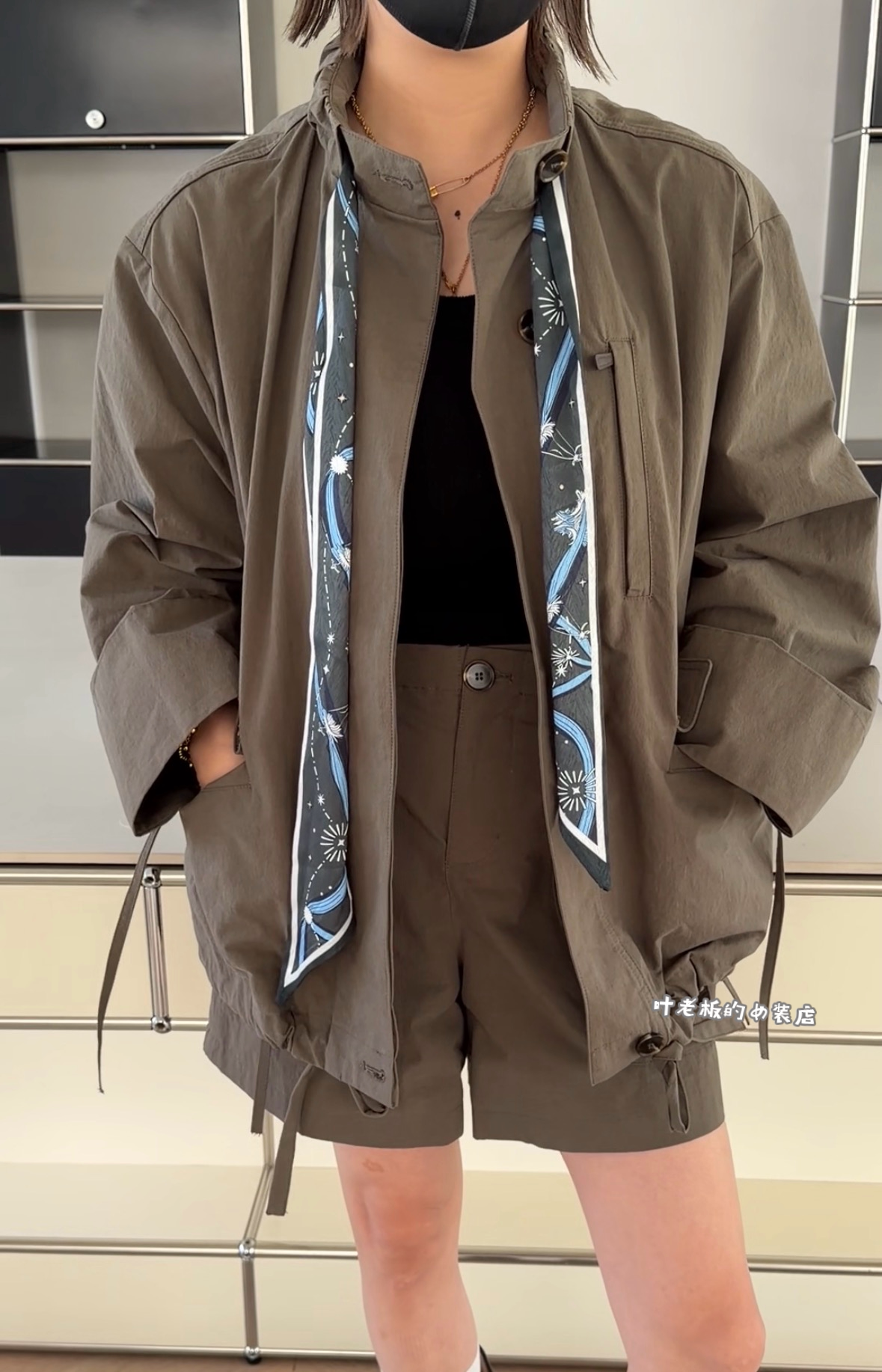 T69630丝巾套装 诗歌兰欧货女装26秋款气质卡其色外套+短裤两件套