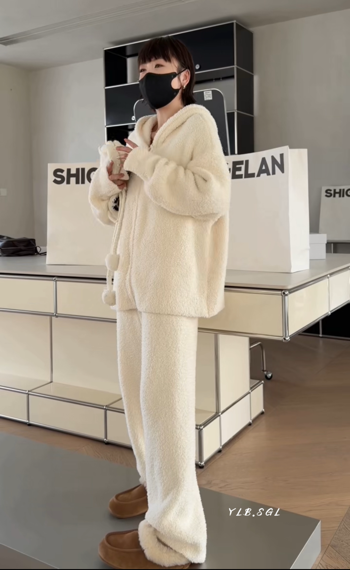 09772诗歌兰女装2025冬款 时尚米白色半边绒帽衫+长裤家居服套装