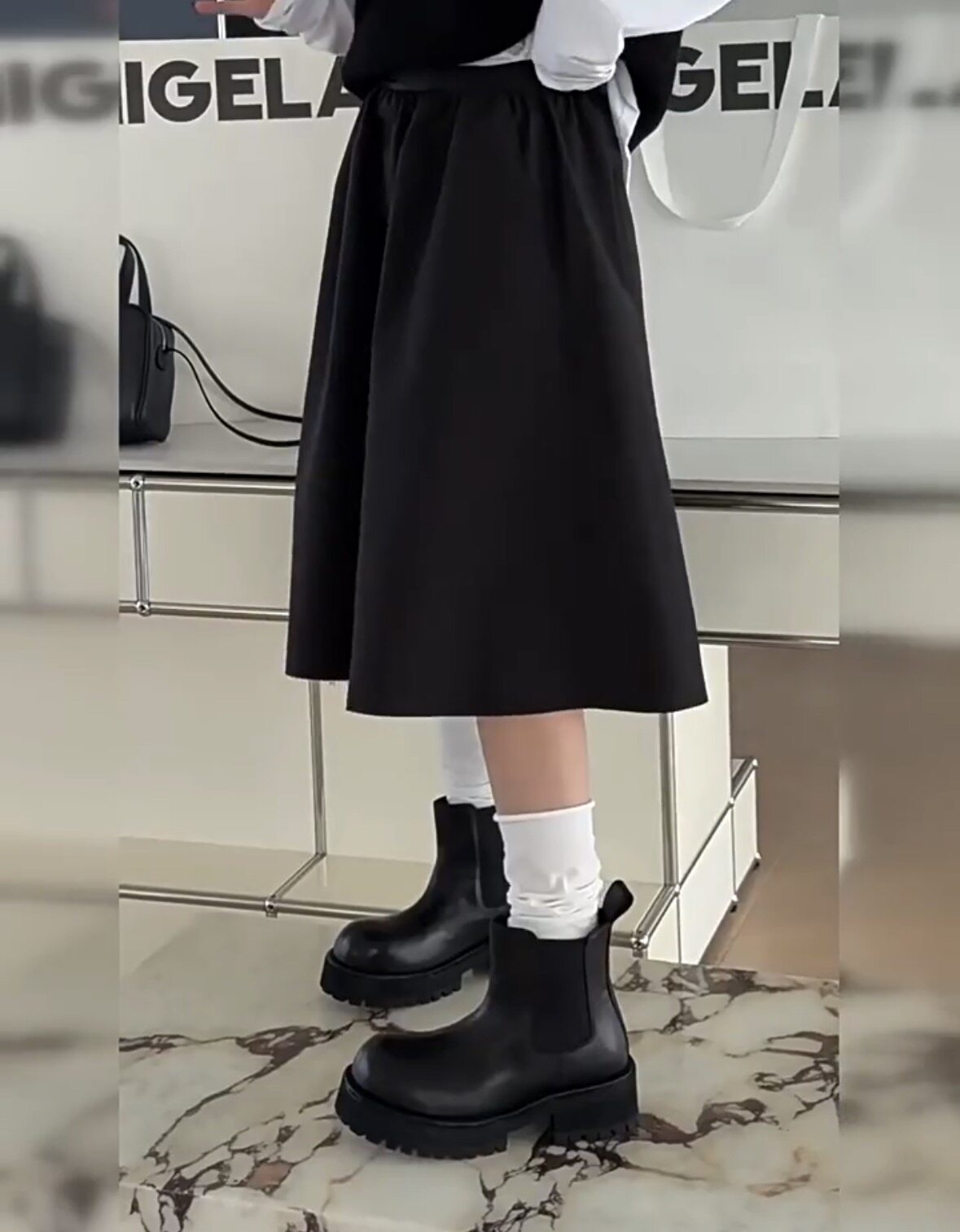 现货C58437诗歌兰女装2025秋款 气质黑色松紧腰褶皱半身裙伞裙女