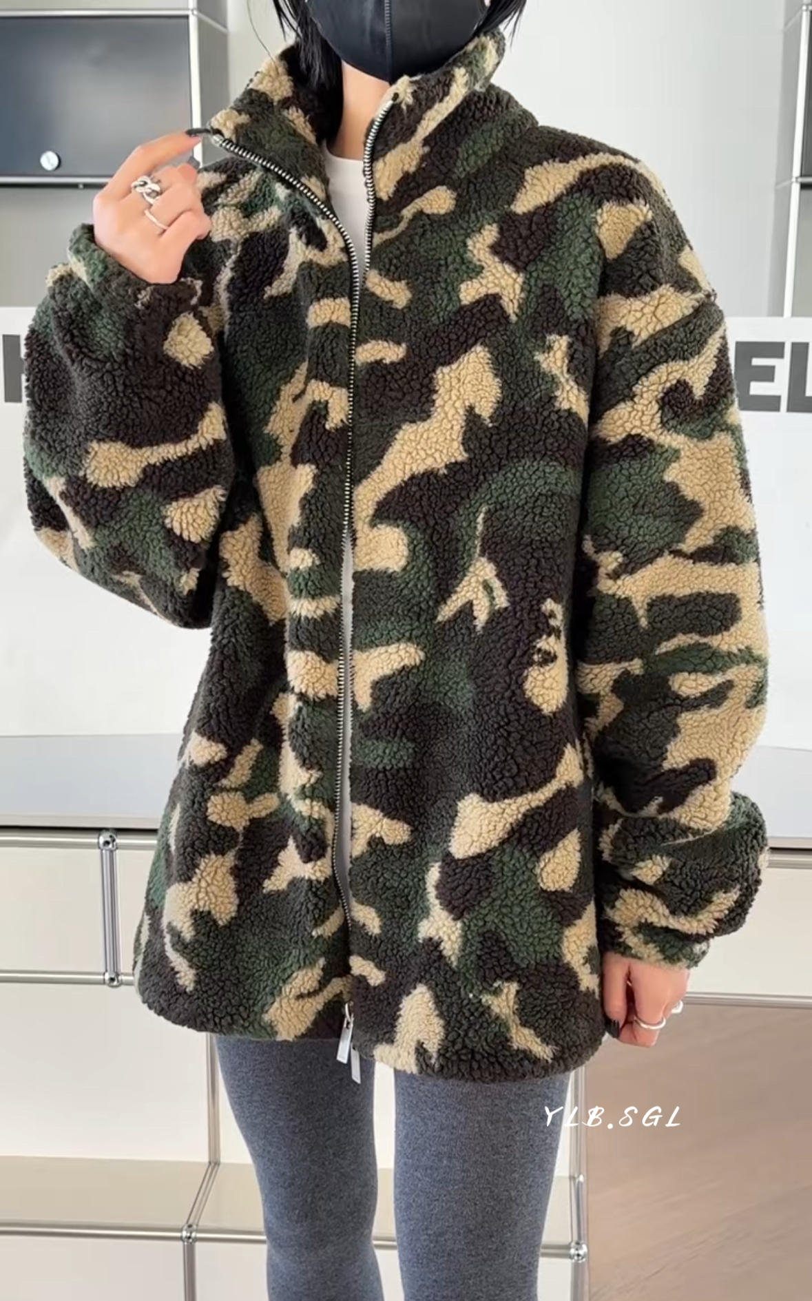 15761诗歌兰女装2025冬款 气质军绿色中长款立领摇粒绒迷彩外套女