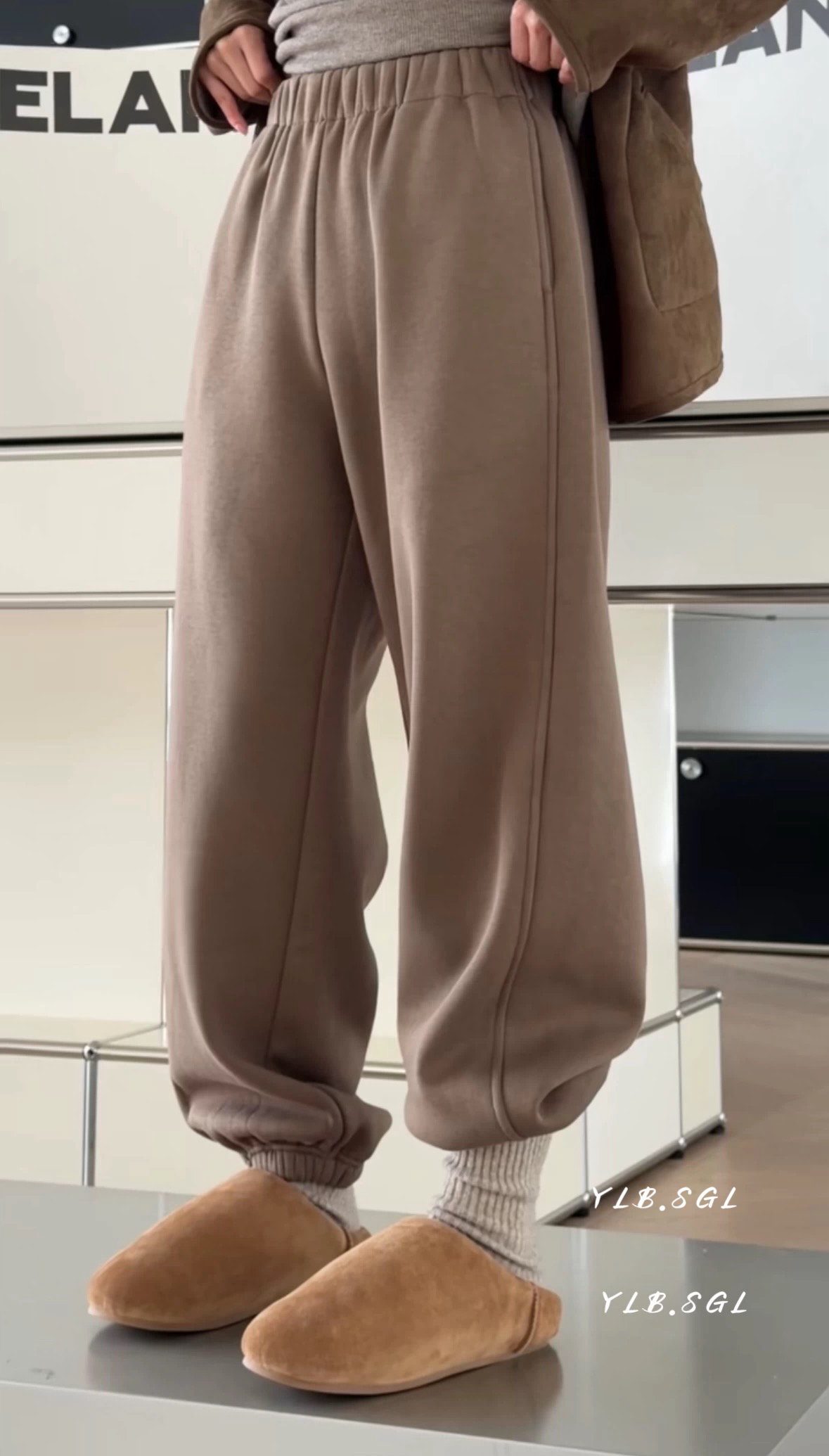 582215诗歌兰女装2025冬款 百搭驼色松紧腰九分休闲裤加绒卫裤女