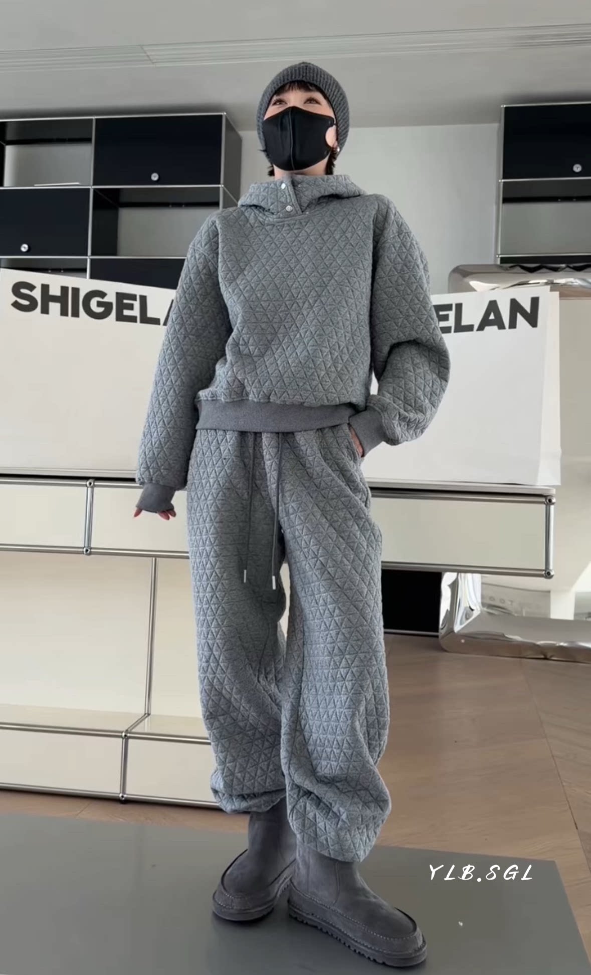 现货25-958诗歌兰女装2025冬 深灰色菱格帽卫衣+休闲裤加绒套装女