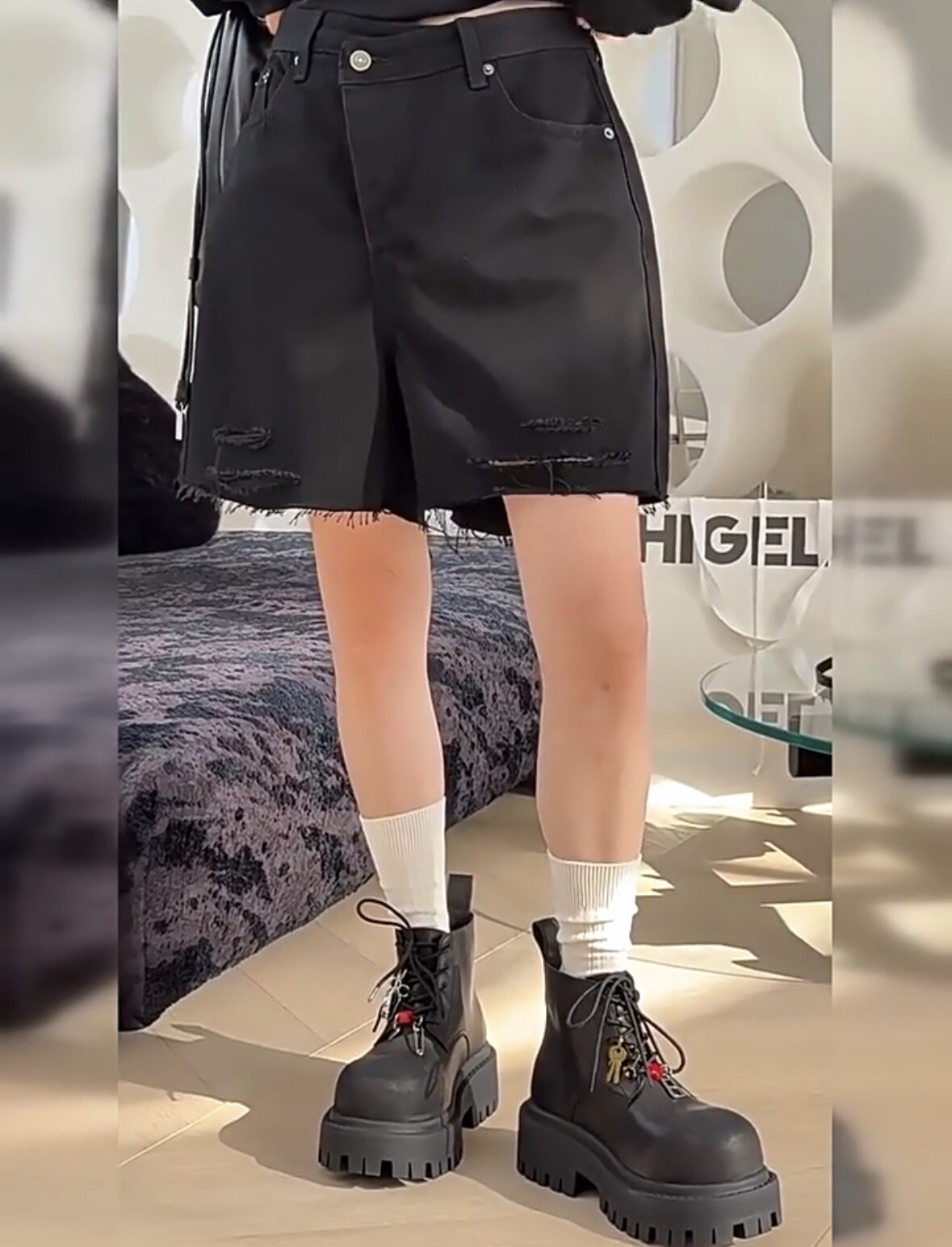现货16923诗歌兰女装2025早秋款 百搭黑色高腰显瘦破洞牛仔短裤女