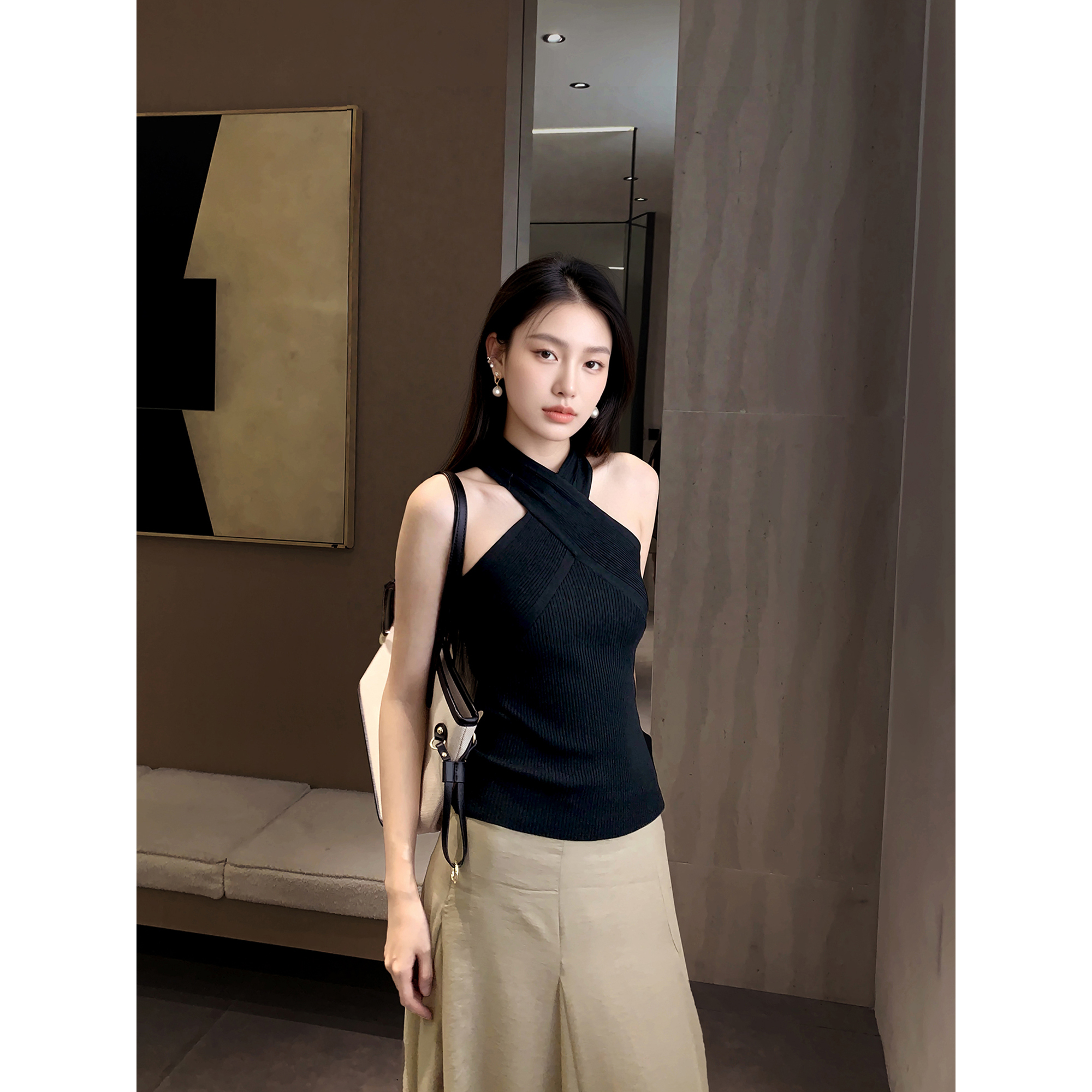 GEMQI 设计感交叉挂脖背心吊带女夏新款修身显瘦短款气质针织上衣