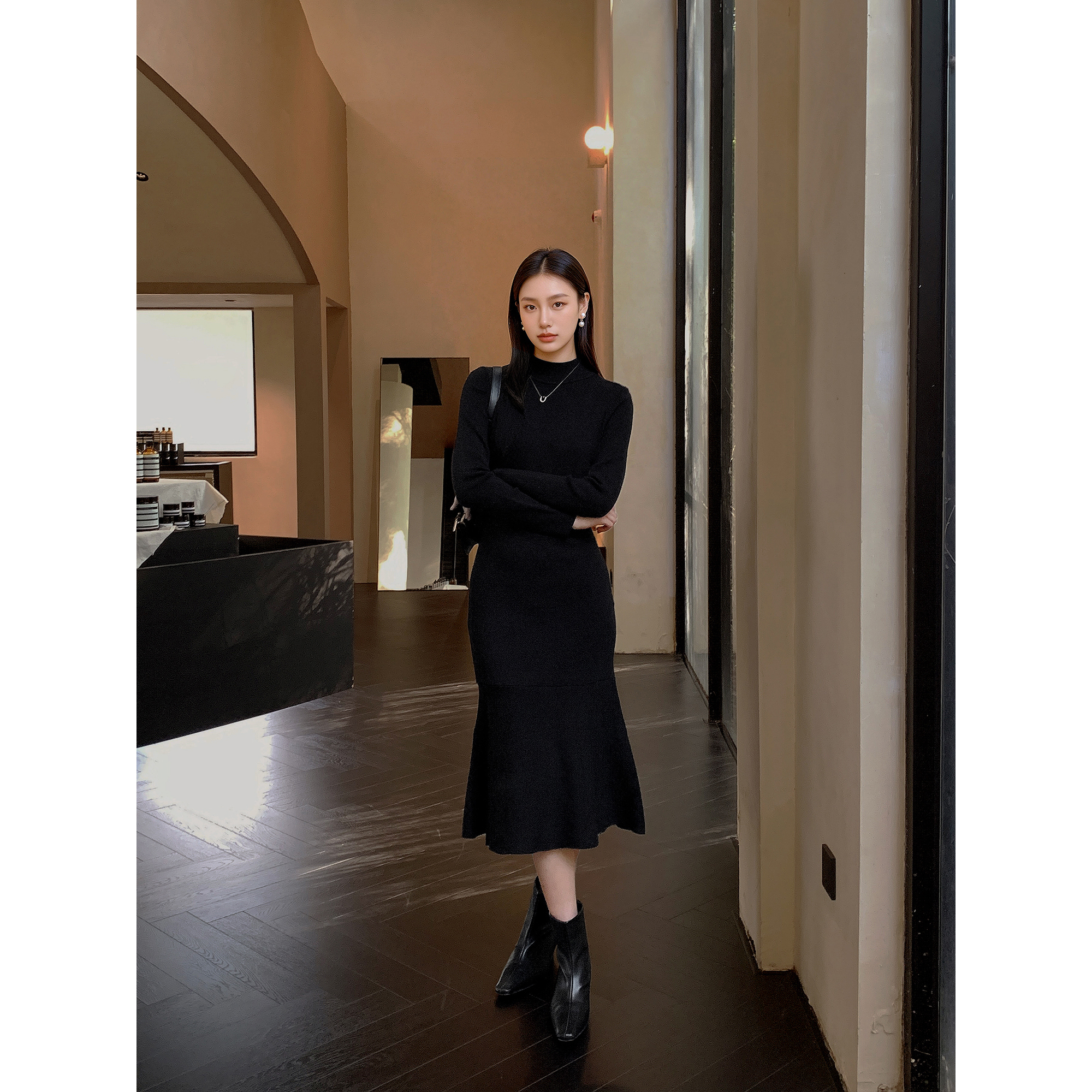 GEMQI 赫本风黑色针织连衣裙2025新款显瘦气质鱼尾半高领内搭裙子