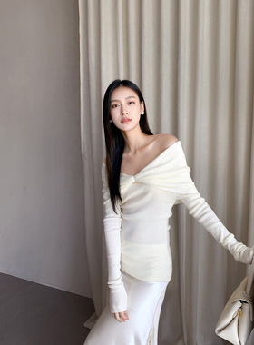 GEMQI 含羊毛露肩打底针织衫女秋季穿搭设计感一字领扭结褶皱毛衣