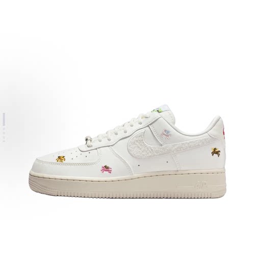 Nike马年限定白色女低帮板鞋