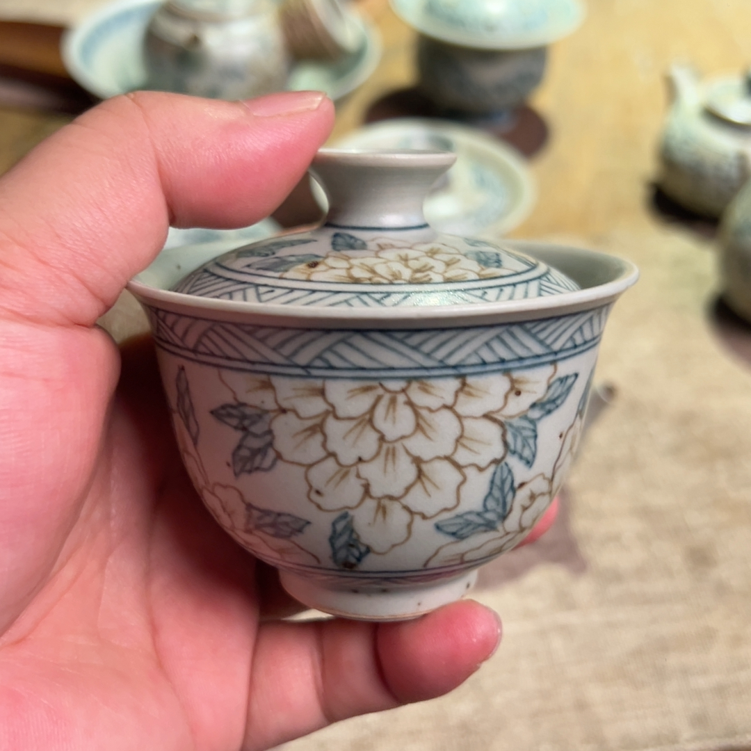 釉里金牡丹盖碗