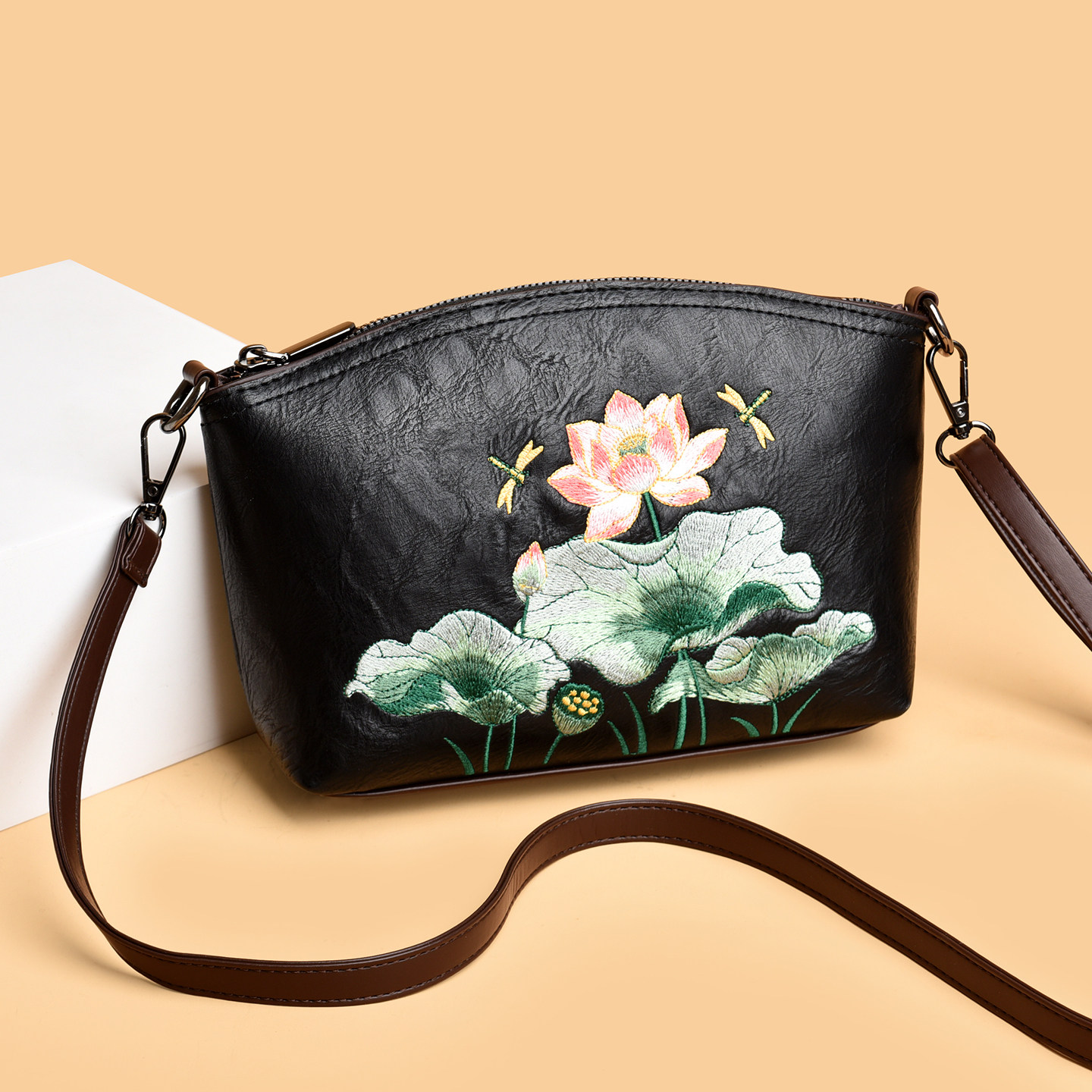 2026新款民族风刺绣女包真皮单肩包国风妈妈包牛皮斜挎小包零钱包