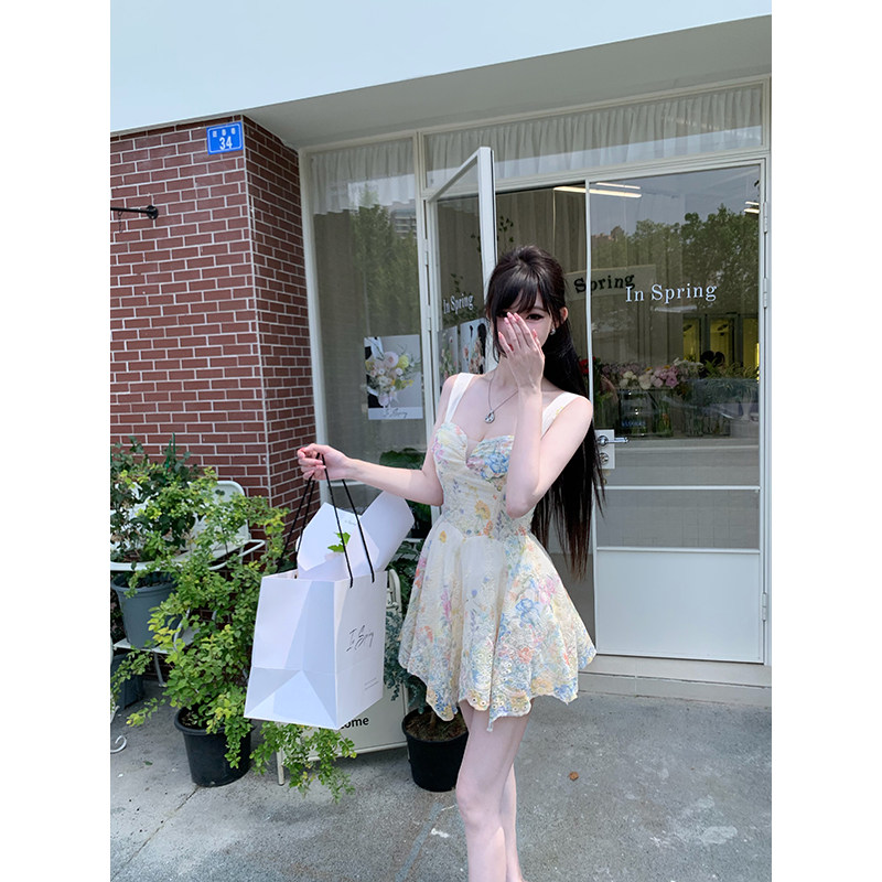 With 99jiu【春日花笺】碎花刺绣吊带裙女夏季收腰蓬蓬短款连衣裙