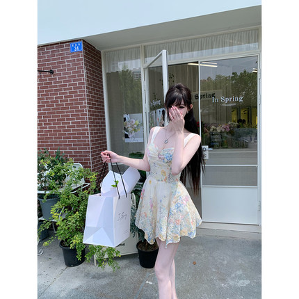 With 99jiu【春日花笺】碎花刺绣吊带裙女夏季收腰蓬蓬短款连衣裙