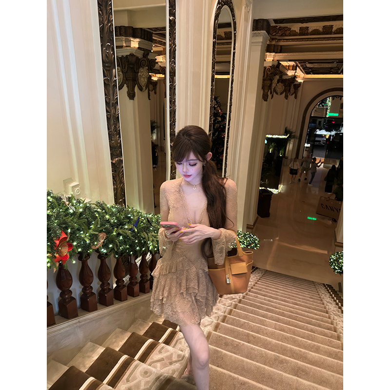 With 99jiu【布蕾甜酒】气质纯欲深V蕾丝长袖连衣裙修身显瘦内搭