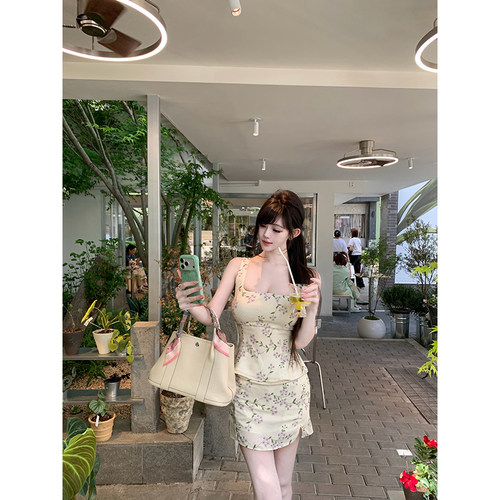 With 99jiu【雾野花序】纯欲碎花方领背心 + 开叉包臀短裙女夏季