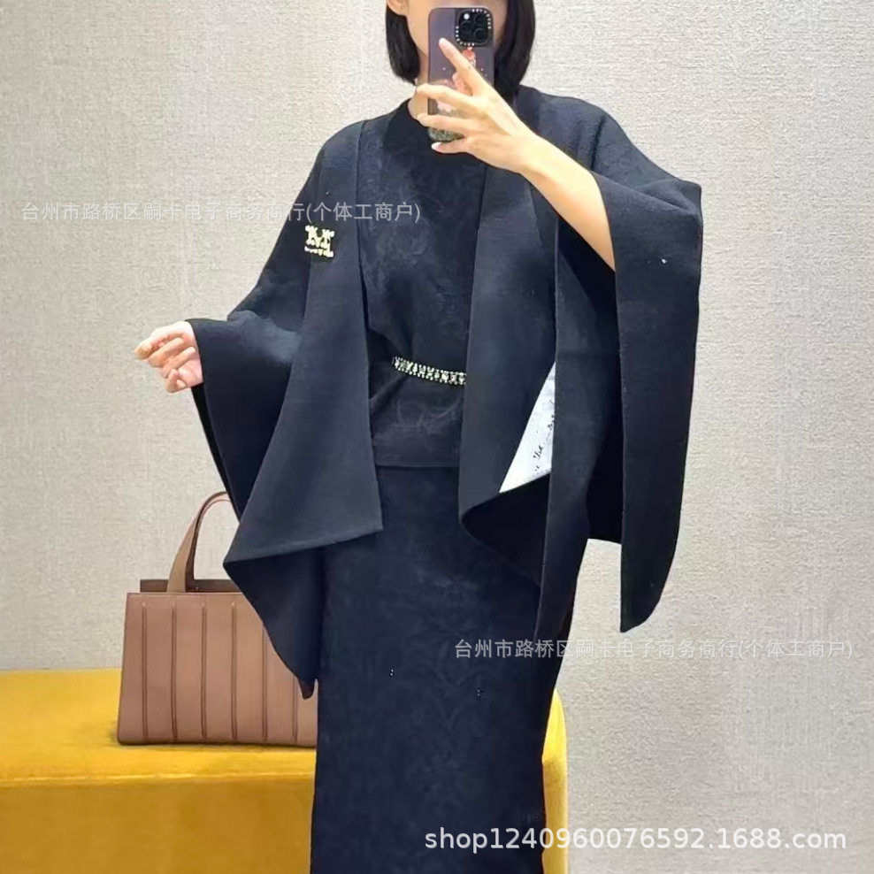 【对字母】羊毛女同款披肩围巾空调房保暖斗篷旅游秋冬26经典胸针