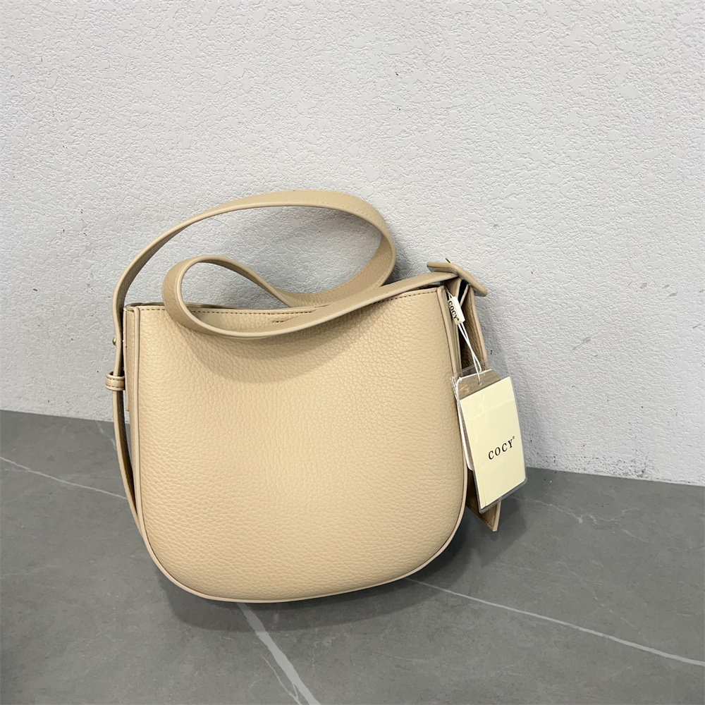 2024早春新款软皮荔枝纹宽带单肩斜挎女包包水桶包时尚潮流休闲包