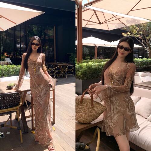 現货  Liora “油画小镇”法式气质收腰显瘦印花喇叭袖连衣裙