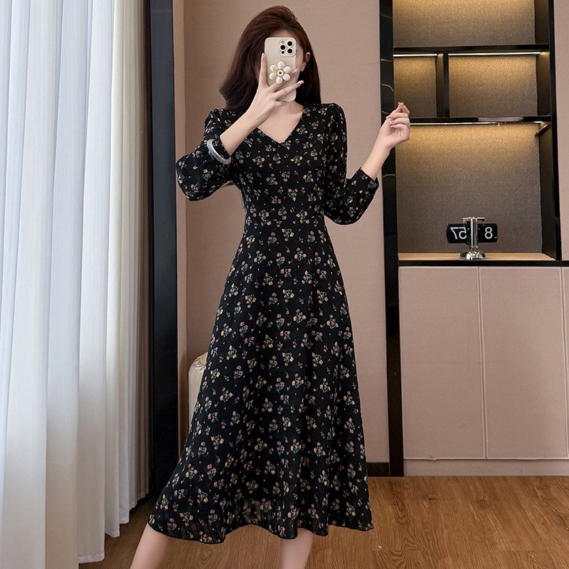 时尚碎花长袖连衣裙中长款大码女装胖mm气质V领长裙修身显瘦春秋