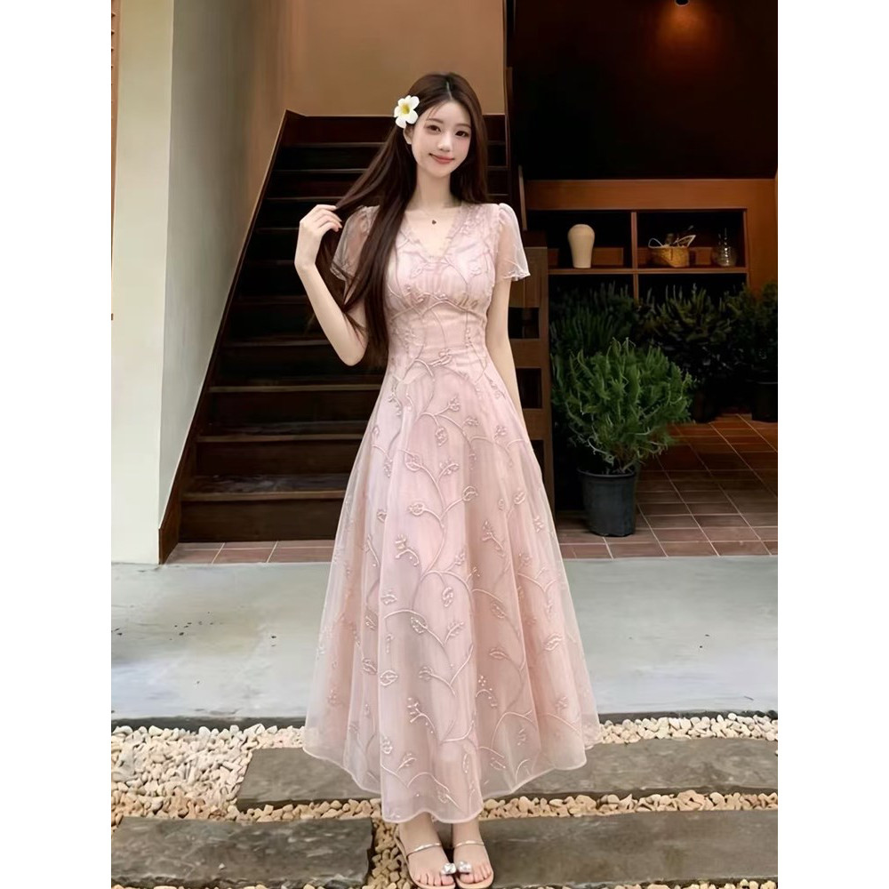 法式温柔风重工粉色V领连衣裙女2026夏季新款胖mm甜美气质长裙子