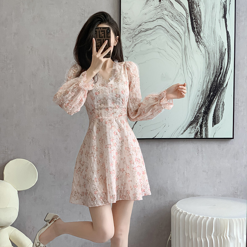 甜美碎花V领连衣裙女2023年秋季新款法式韩系温柔风长袖初恋裙子