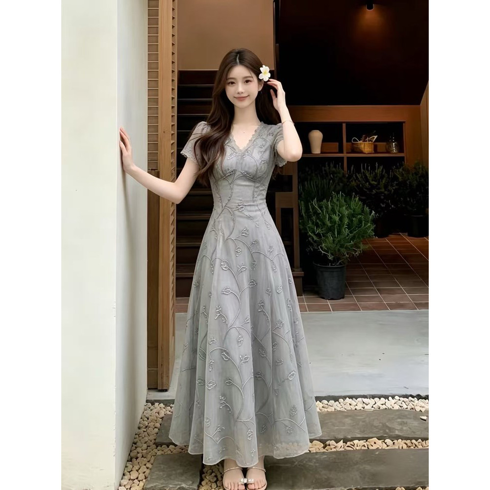 法式轻奢钉珠V领灰色连衣裙女2026夏季新款胖mm独特气质长裙子
