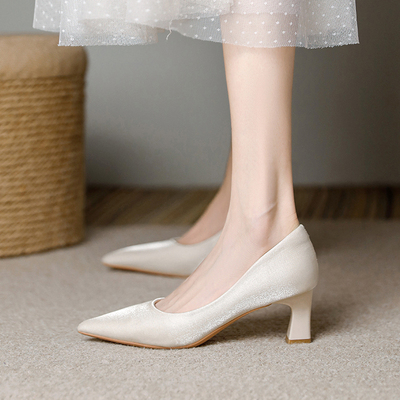 羊皮浅口粗跟尖头高跟鞋