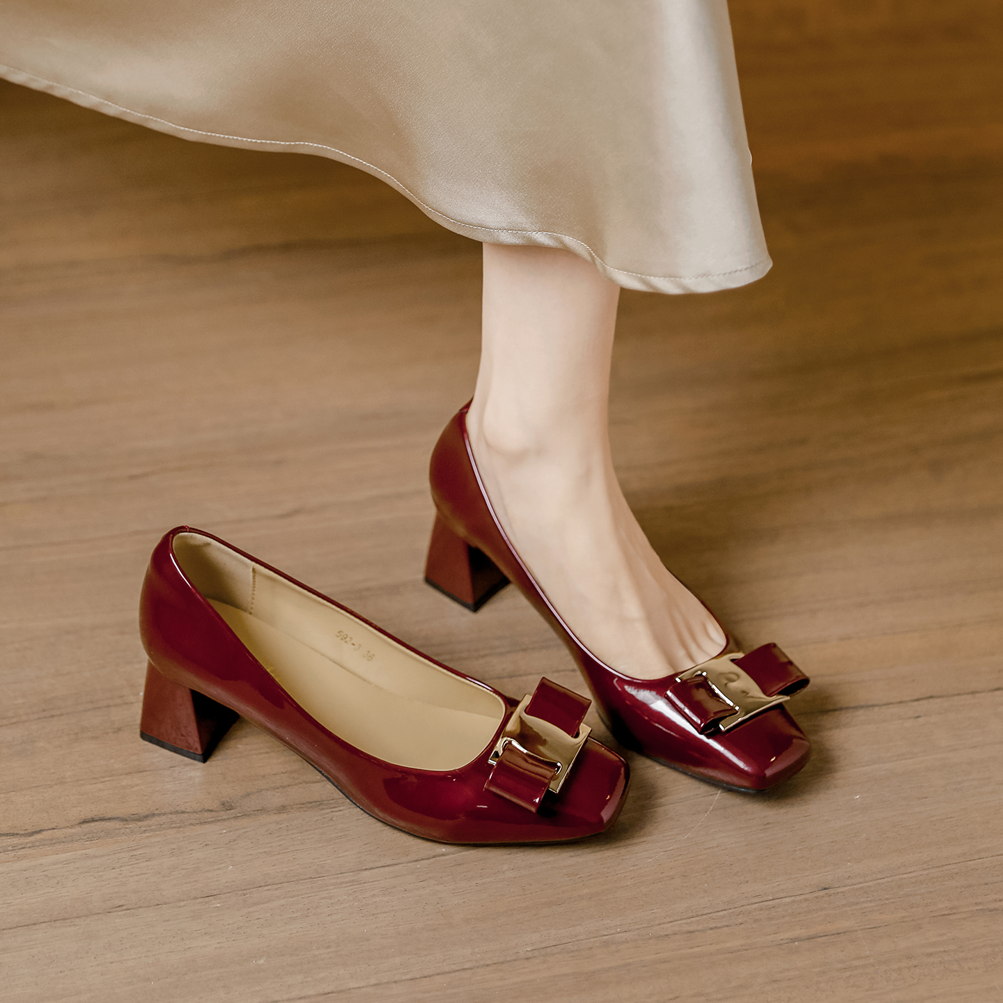 真皮酒红方头蝴蝶结粗跟高跟鞋