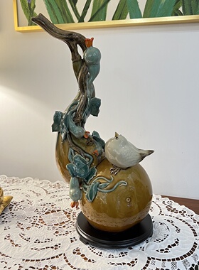 五福临门葫芦摆件 材质:陶瓷、木 尺寸:24×17×47 cm