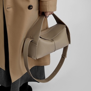 2026春季秋冬新款头层牛皮可拆手提斜跨挂耳系列屋檐包单肩斜挎