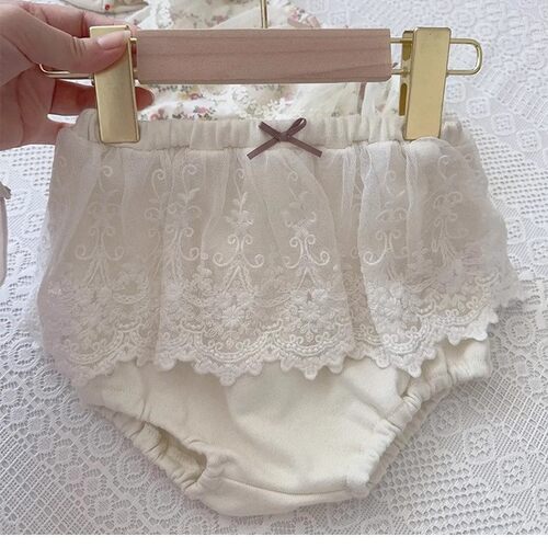 2025新款婴幼儿复古公主蕾丝裙边灯笼裤三角爬爬裤短裤女宝外出