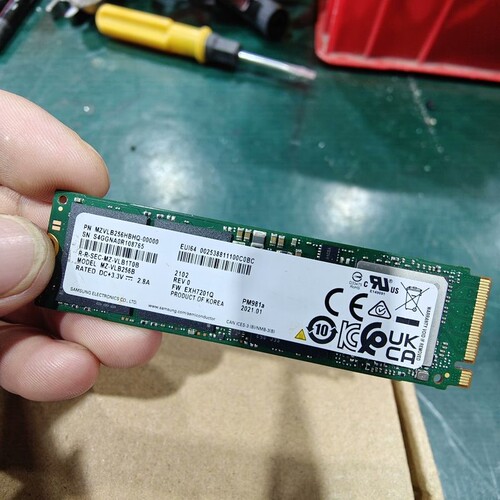 议价三星PM981a 256G M.2 NVMe固态硬盘，型号M