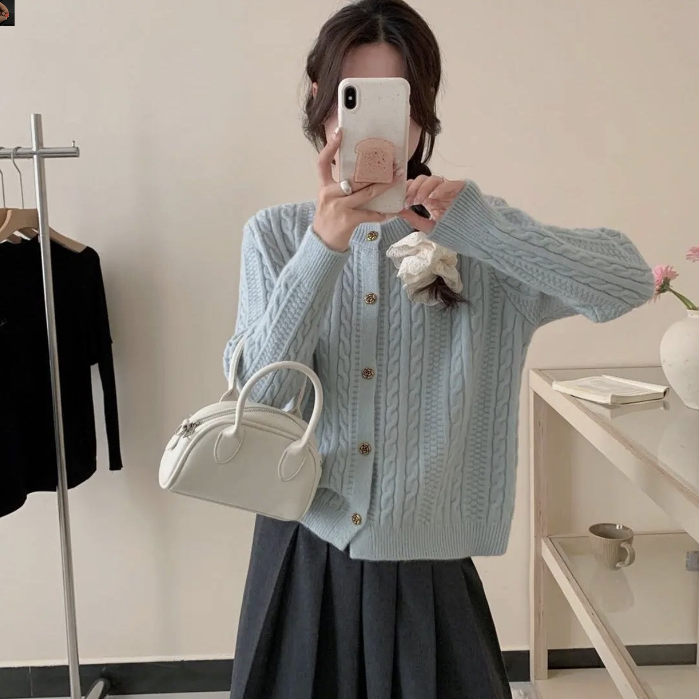/臻初女装2025秋冬慵懒圆领毛针织衫