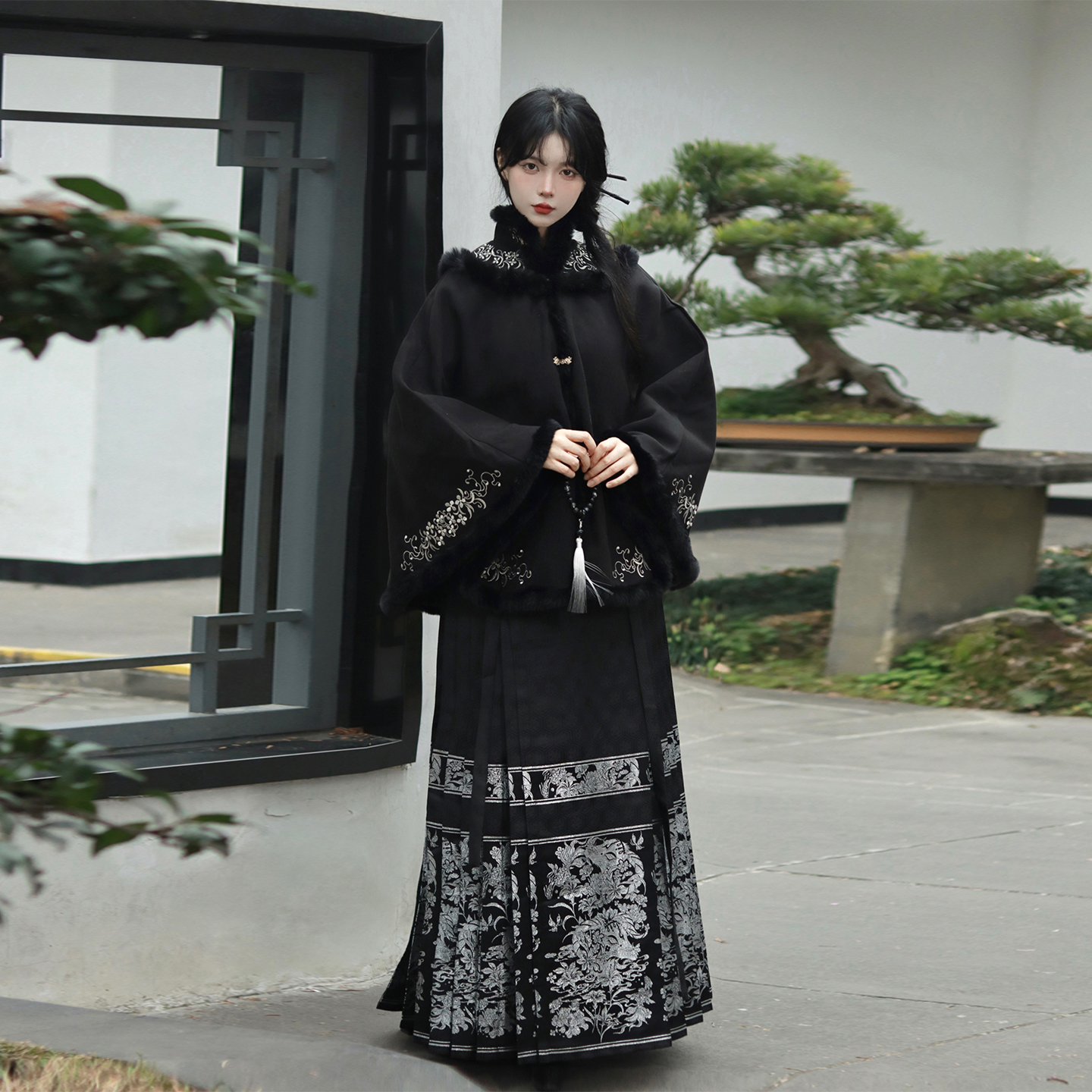 织造司[南枝]新中式秋冬刺绣斗篷披肩外套吉羊止止织金马面裙套装