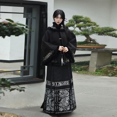 织造司[南枝]新中式秋冬刺绣斗篷披肩外套吉羊止止织金马面裙套装
