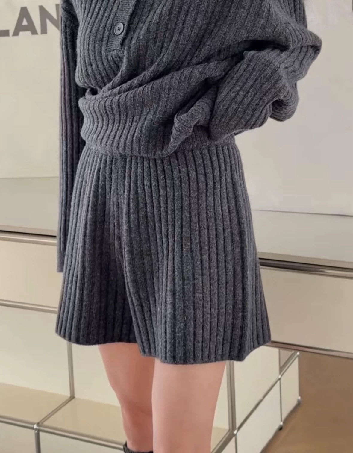 诗歌兰女装2025冬款 85906简约知性温柔松紧腰坑条羊毛针织短裤女