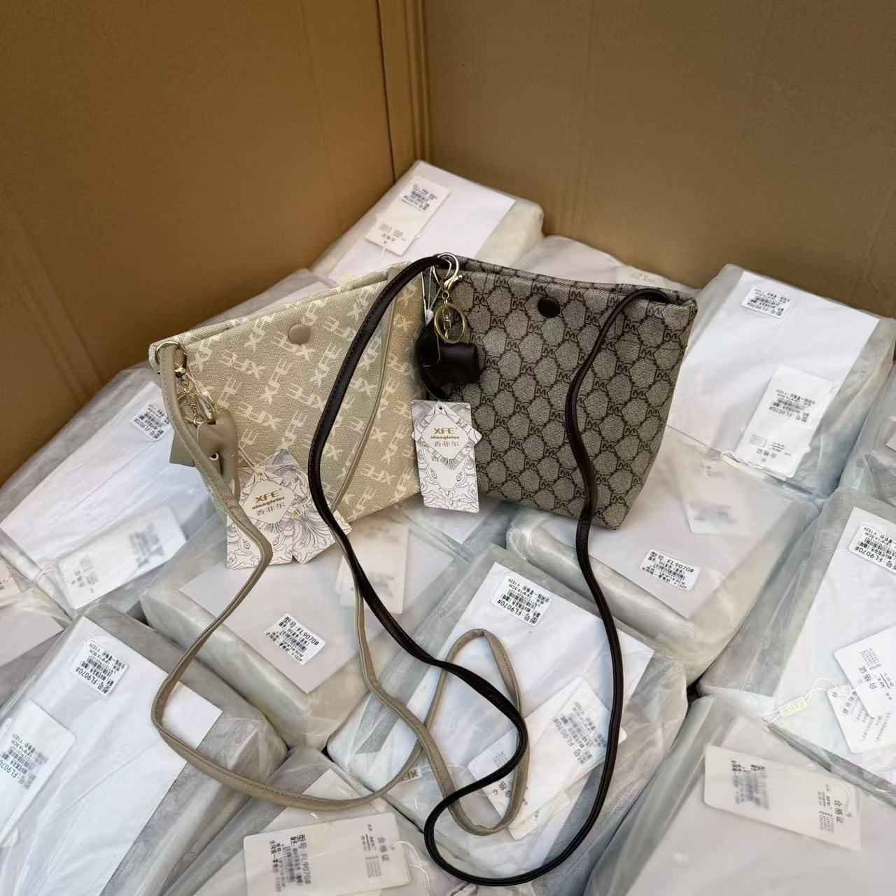 撤柜尾单！吊牌价1029！国内单~经典pvc老花皮料斜挎小方包手机包 - 实物图