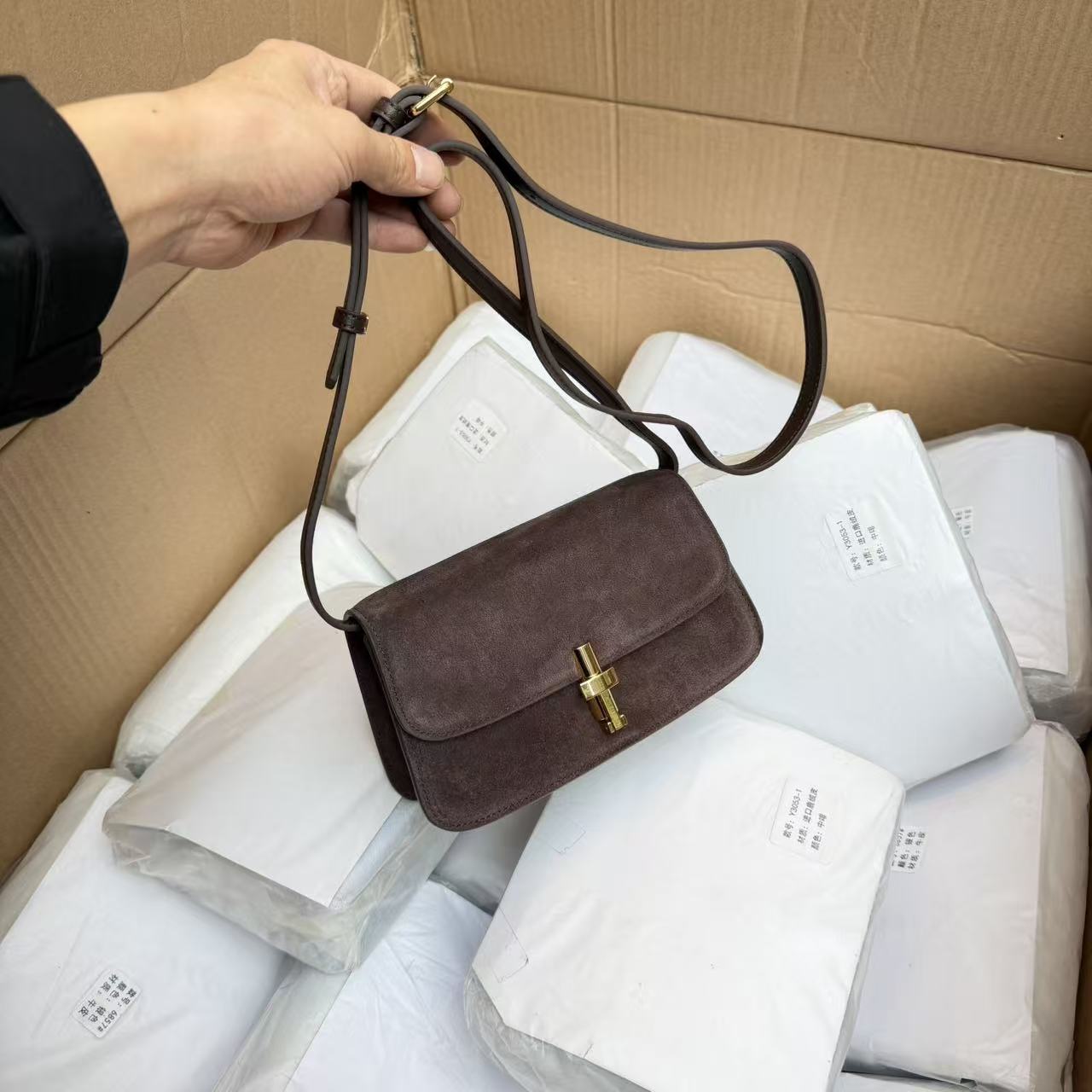 限量不到十个！买到赚到！高定尾单！进口鹿绒皮配牛皮T扣马鞍包