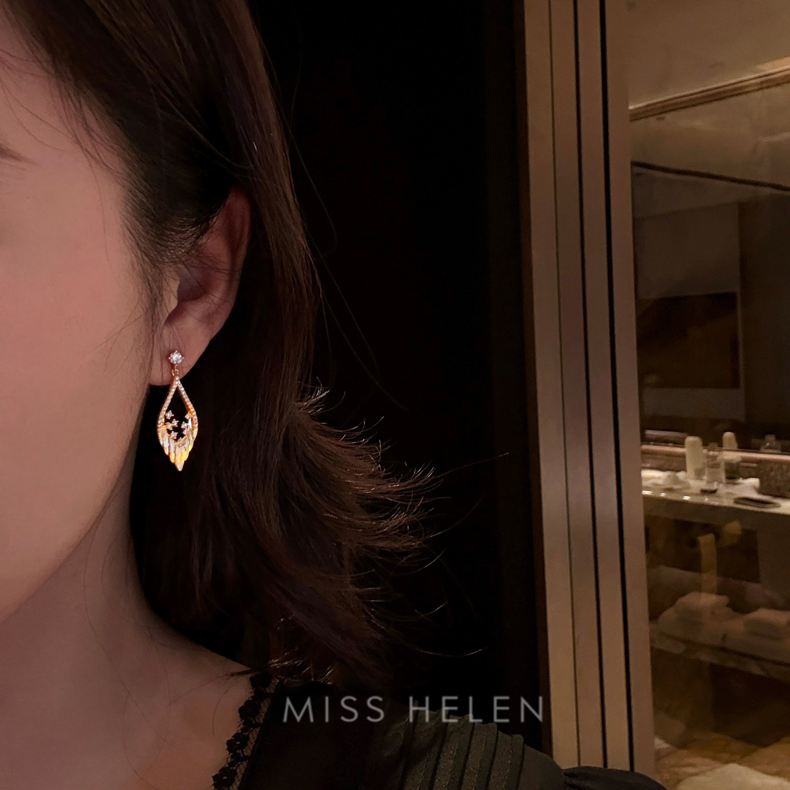 MISS HELEN 流光羽毛耳环方圆脸轻奢通勤高级感耳钉蚊香盘耳夹女