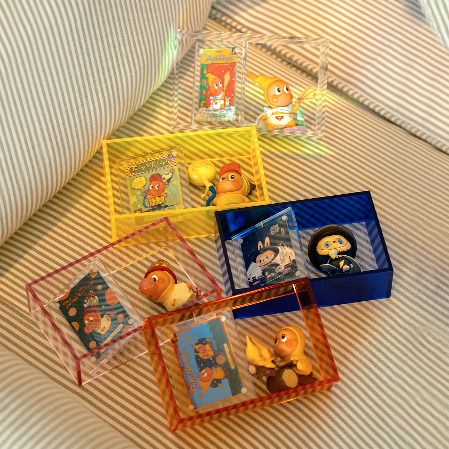 磁吸亚克力透明旋转身份小卡展示架中空盲盒收纳相框diy手办摆件