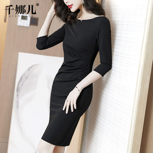 千娜儿一字肩包臀连衣裙春秋装2025新款女修身气质中长款小黑裙子