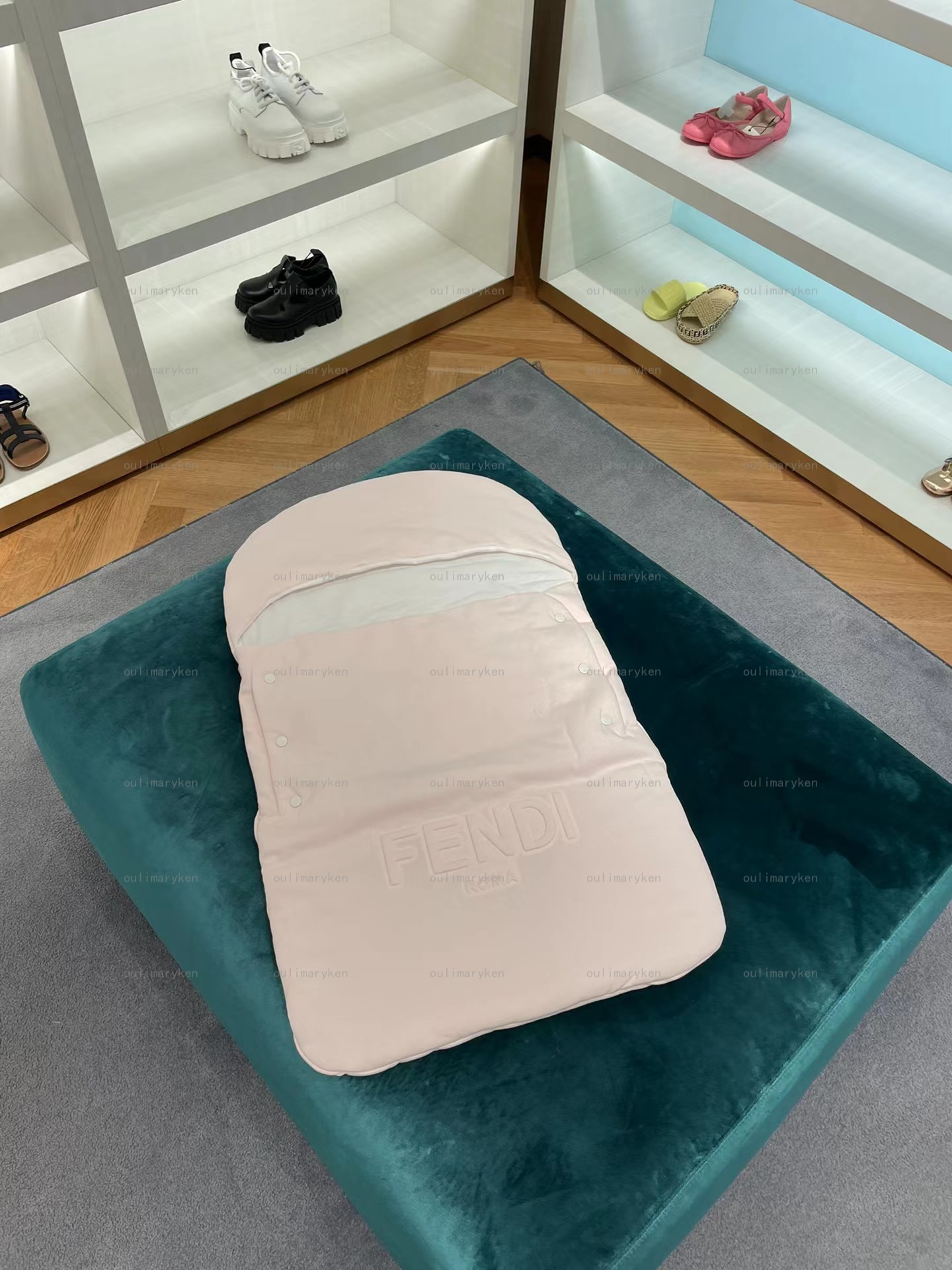 奥莱折扣 FENDI 婴儿抱被 浮雕立体logo睡袋 暗扣款 浅粉色