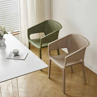 简约塑料椅子加厚成人餐椅可叠放扶手椅餐厅吃饭椅阳台户外靠背椅