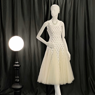 钉珠亮片菱格网纱 千金 法式 A字吊带收腰蓬蓬连衣裙 暮光白薇