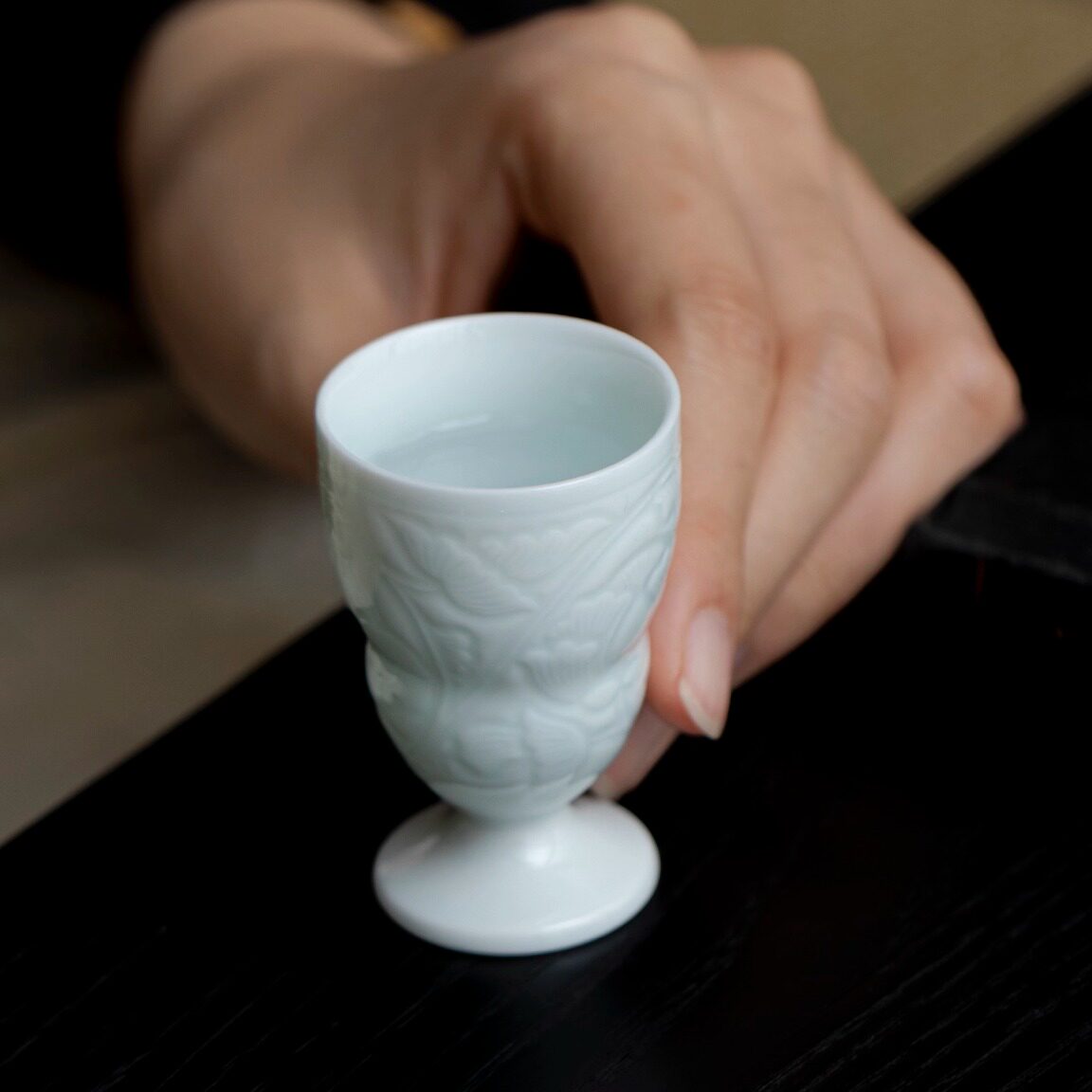 仿宋湖田窑影青瓷浮雕牡丹高脚杯酒杯白酒杯家用酒具小酒盅清酒器