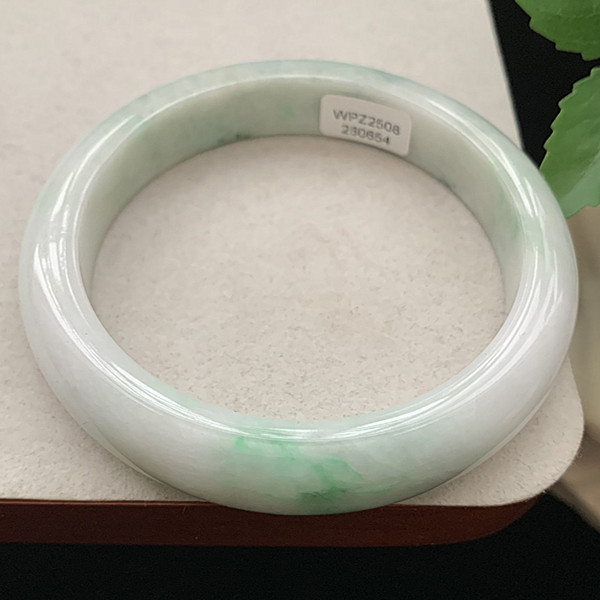 缅甸翡翠手镯A货62.8MM牛奶底飘绿花细润玉手镯女款珠宝