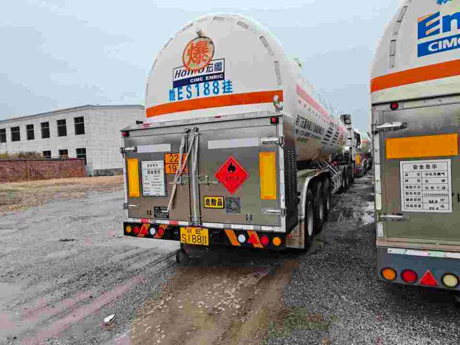 4月16日上饶市车牌号为赣ES188挂宏图牌重型罐式半挂车一辆网络拍卖公告